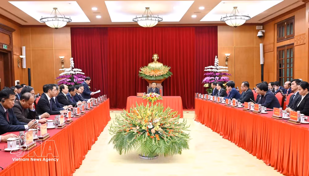vnanet_potal-thuong-truc-ban-bi-thu-tiep-doan-can-bo-cap-cao-dang-nhan-dan-cach-mang-lao-8448728.jpg