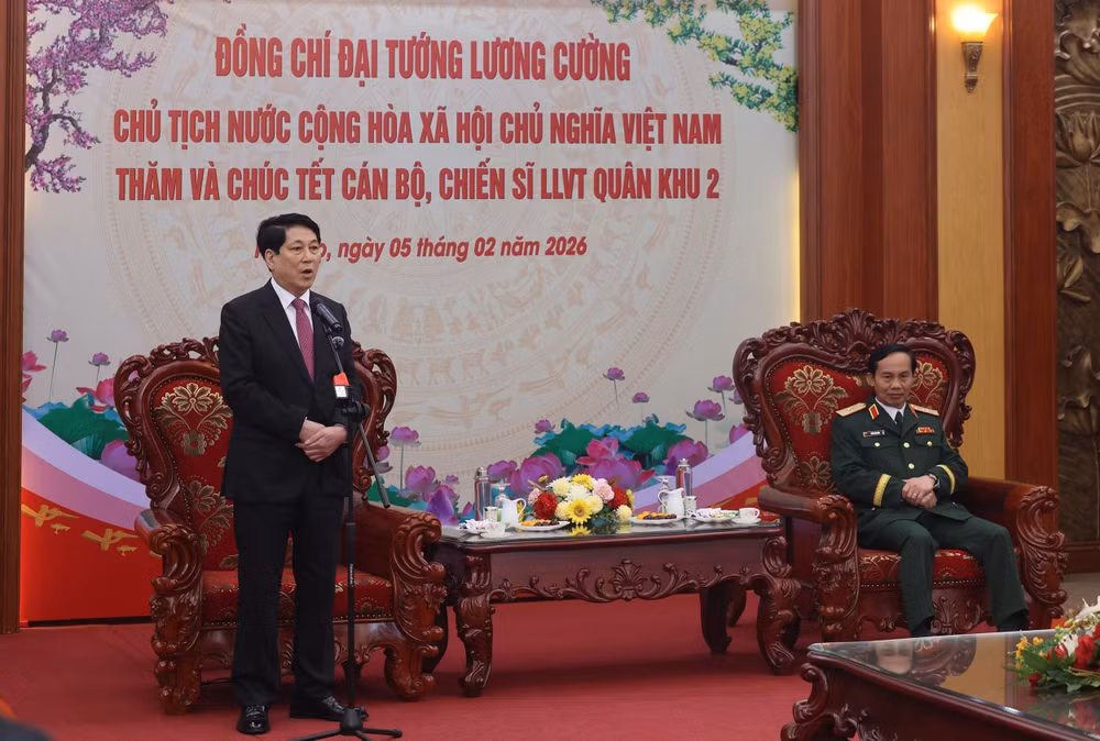 vna-potal-chu-tich-nuoc-tham-chuc-tet-can-bo-chien-si-quan-khu-2-8574494.jpg