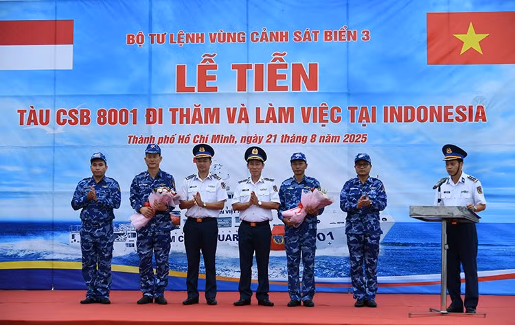 thu-truong-bo-tu-lenh-vung-canh-sat-bien-3-tang-hoa-cho-dai-dien-doan-cong-tac-truoc-khi-len-duong-thuc-hien-nhiem-vu-tai-indonesia.jpg