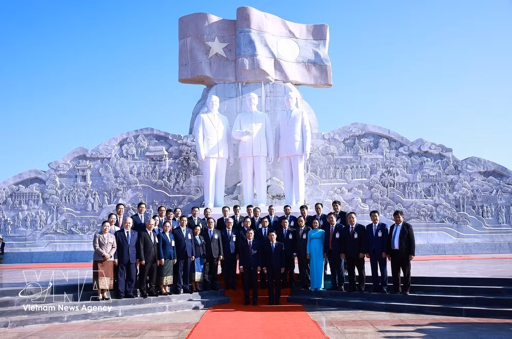 vnanet_thu-tuong-le-minh-hung-va-thu-tuong-lao-saleumxay-kommasith-den-dang-hoa-tai-cum-tuong-dai-chu-tich-ho-chi-minh-chu-tich-kayone-phomvihane-chu-tich-suphanuvong-trong-cong-vien-huu-nghi-lao-viet-nam-anh-ttxvn.jpg