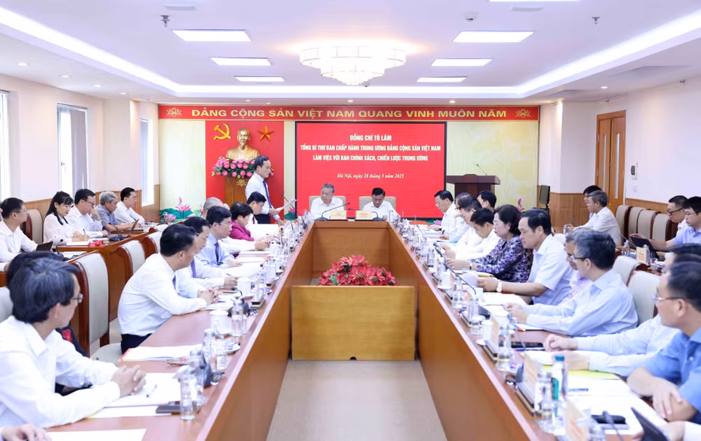 vna-potal-tong-bi-thu-lam-viec-voi-ban-chinh-sach-chien-luoc-trung-uong-ve-quan-ly-thi-truong-vang-8060432.jpg