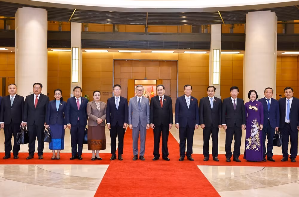 vna-potal-chu-tich-quoc-hoi-tran-thanh-man-tiep-bo-truong-ngoai-giao-lao-8479705.jpg