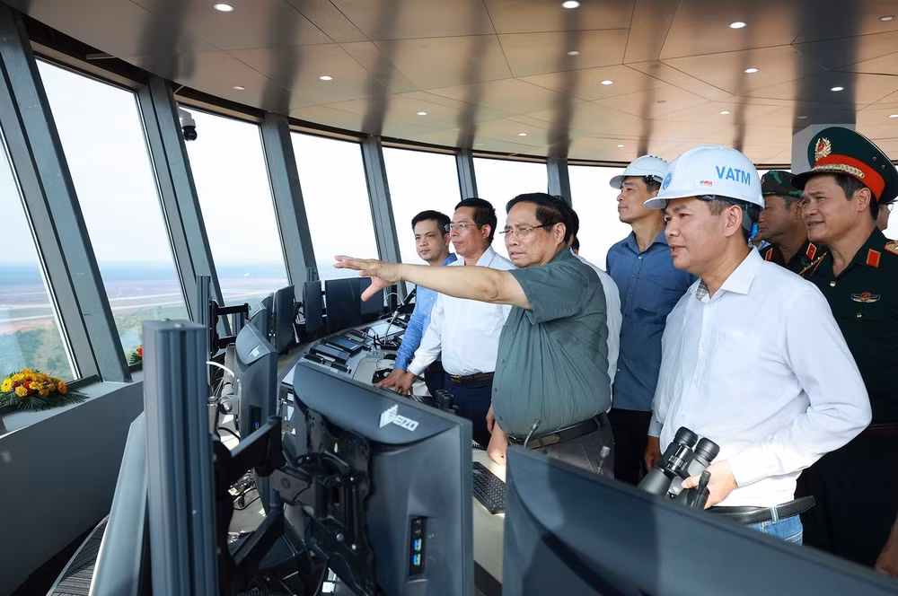 vna-potal-thu-tuong-kiem-tra-tien-do-thi-cong-cac-hang-muc-du-an-cang-hanh-khong-quoc-te-long-thanh-8470629.jpg