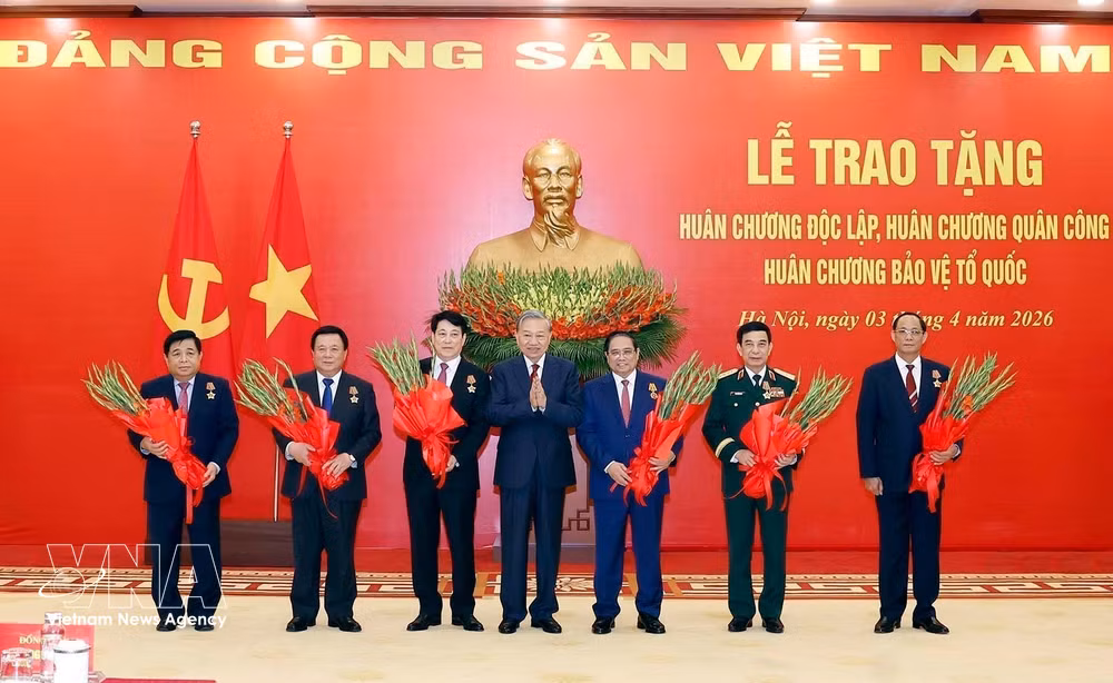 vnanet-le-trao-tang-huan-chuong-doc-lap-huan-chuong-quan-cong-huan-chuong-bao-ve-to-quoc-cho-lanh-dao-chu-chot-lanh-dao-cap-cao-cua-dang-164044972-8680150-1.jpg