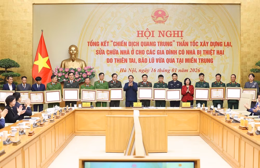 vna-potal-thu-tuong-chu-tri-hoi-nghi-tong-ket-chien-dich-quang-trung-xay-dung-lai-nha-cho-cac-gia-dinh-bi-thiet-hai-do-bao-lu-tai-mien-trung-8533160.jpg