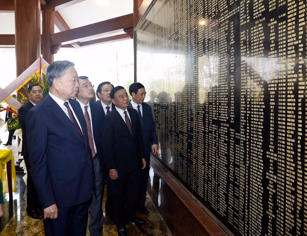 vna-potal-tong-bi-thu-to-lam-va-doan-cong-tac-trung-uong-dang-hoa-dang-huong-nha-bia-tuong-niem-cac-anh-hung-liet-si-thanh-nien-xung-phong-toan-quoc-8561205.jpg