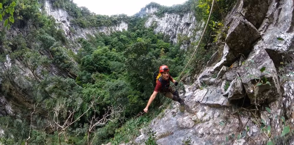 quang-tri-phat-hien-ho-sut-khong-lo-giua-long-di-san-phong-nha-ke-bang-9106017.jpg
