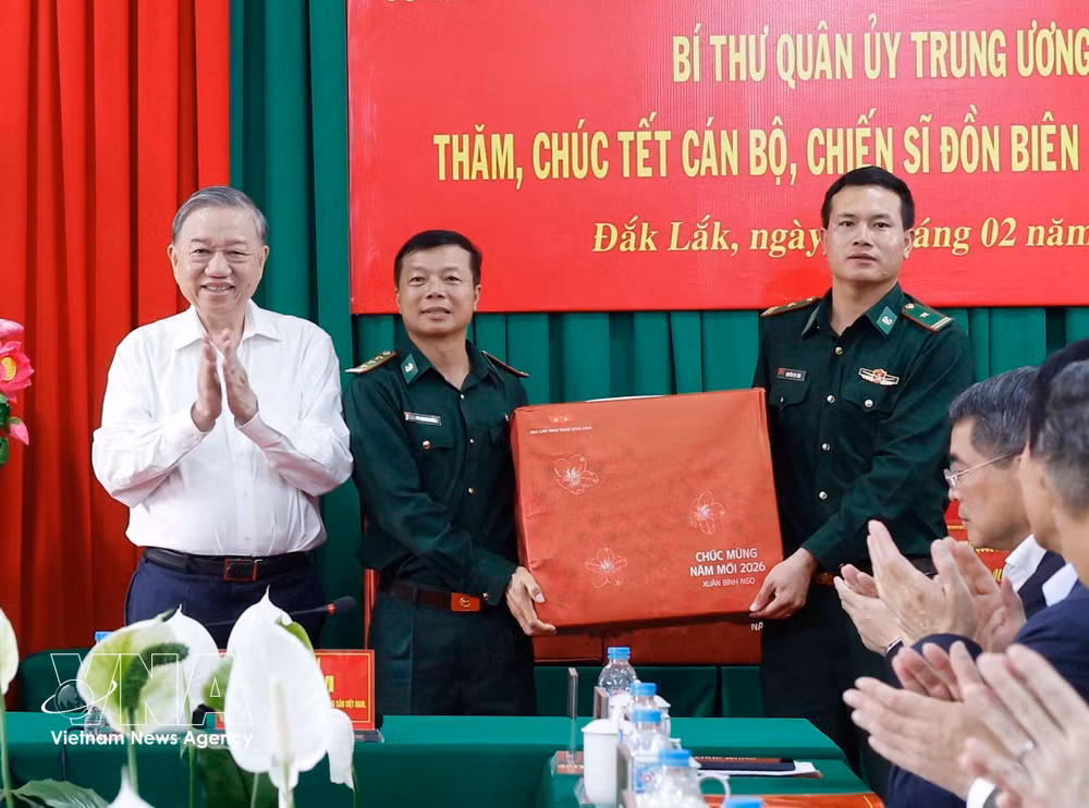 vnanet-potal-tong-bi-thu-to-lam-bi-thu-quan-uy-trung-uong-tham-chuc-tet-can-bo-chien-sy-don-bien-phong-ea-hleo-8586533.jpg