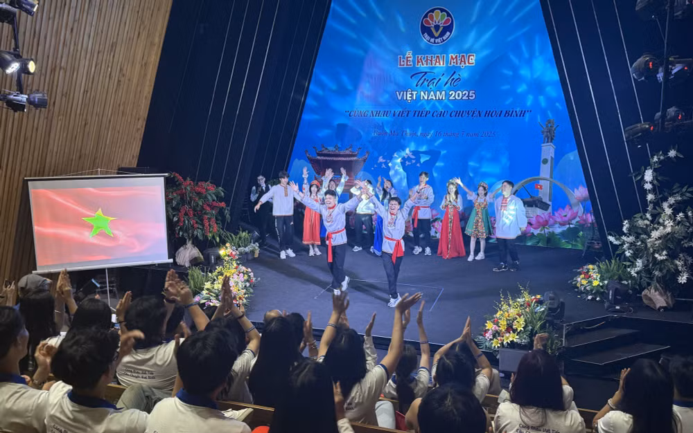 vna-potal-tuoi-tre-kieu-bao-chung-tay-viet-tiep-cau-chuyen-hoa-binh-8153193.jpg