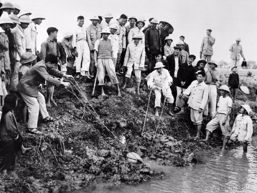 vna-potal-chu-tich-ho-chi-minh-nguoi-sang-lap-ren-luyen-dang-cong-san-viet-nam-7806789.jpg