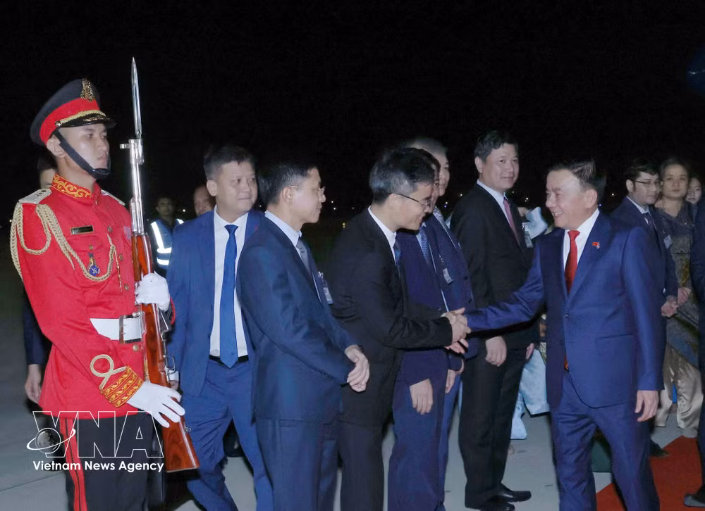 vnanet-potal-thuong-truc-ban-bi-thu-tran-cam-tu-tham-chinh-thuc-vuong-quoc-campuchia-8691766.jpg