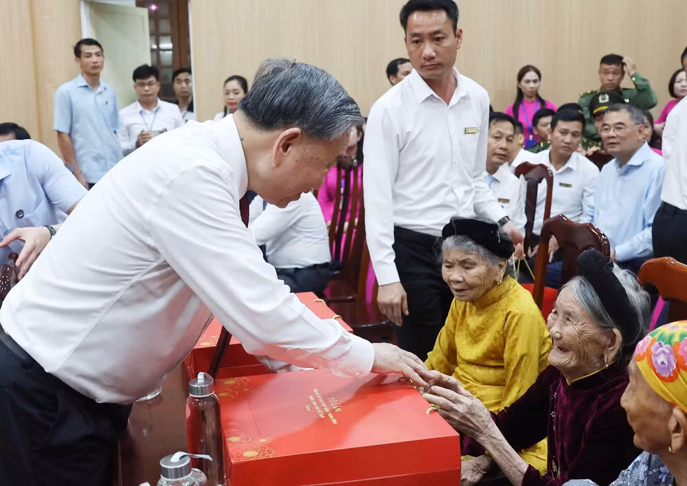 vna-potal-tong-bi-thu-to-lam-tang-qua-cho-nguoi-co-cong-gia-dinh-chinh-sach.jpg