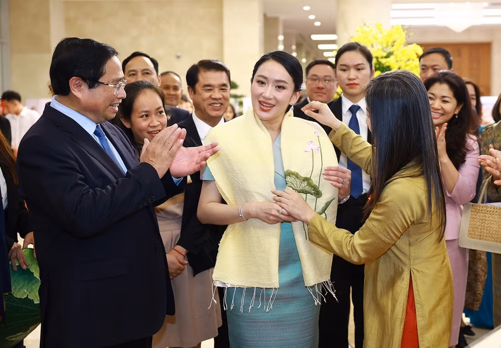 vna-potal-hai-thu-tuong-viet-nam-va-thai-lan-tham-quan-trung-bay-anh-va-cac-san-pham-thu-cong-truyen-thong-8034566.jpg