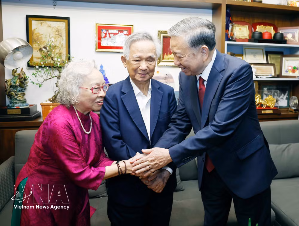 vnanet-potal-tong-bi-thu-tham-chuc-tet-gia-dinh-nha-giao-va-thay-thuoc-nhan-dan-8595744.jpg