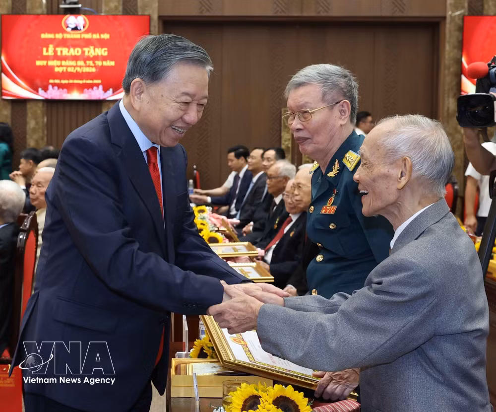 vnanet-potal-tong-bi-thu-chu-tich-nuoc-du-le-trao-huy-hieu-dang-tang-dang-vien-lao-thanh-o-ha-noi-8983182.jpg