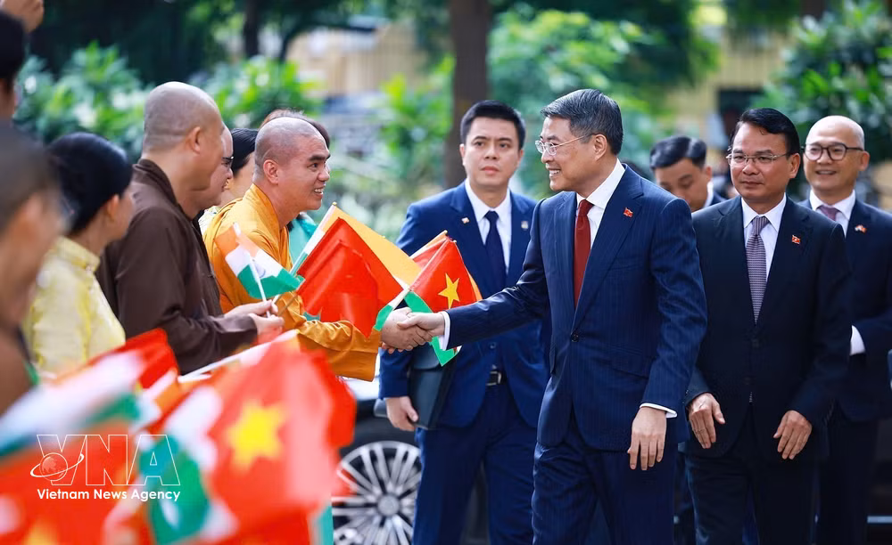 vnanet_potal-thu-tuong-dang-hoa-tai-tuong-chu-tich-ho-chi-minh-o-new-delhi-9020574.jpg
