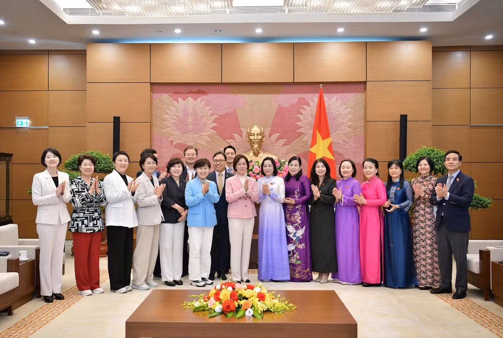 pchqh-nguyen-thi-thanh-voi-cac-dai-bieu-hai-nuoc.jpg