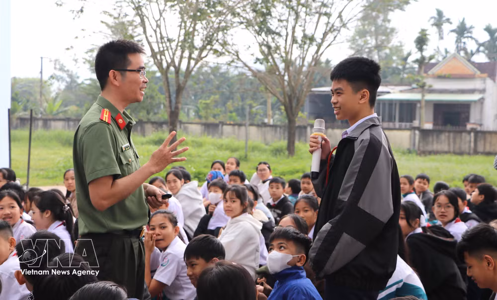 vnanet-potal-khong-mot-minh-diem-tua-an-toan-mang-cho-hoc-sinh-quang-ngai-8542924.jpg