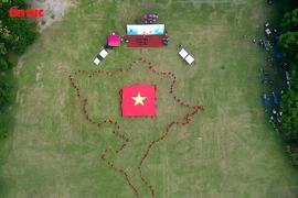 Одним из главных событий фестиваля является создание карты Вьетнама более чем 1000 практикующих йогу (Фото: ВИA)