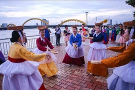 Артисты из Республики Корея выступают в рамках культурного обмена с местными жителями и гостями Дананга. (Фото: ВИA)
