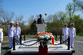Церемония возложения цветов к статуе президента Хо Ши Мина во Владивостоке, Россия. (Фото: VietnamPlus)