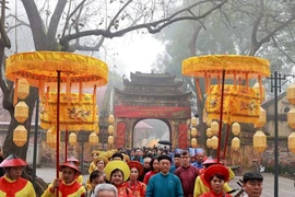 Обряд выпуска карпов в знак проводов Кухонных богов в Императорской цитадели Тханглонг. (Фото: baovanhoa.vn)