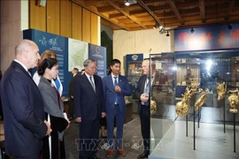 Генеральный секретарь ЦК КПВ То Лам и его супруга вместе с Президентом Республики Болгария Руменом Радевым и его супругой посетили Национальный исторический музей Болгарии. Фото: ВИА.
