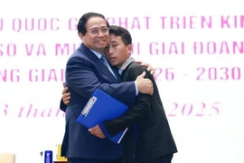 Премьер-министр Фам Минь Тьинь и Муа А Тхи, глава деревни Хангпуси в общине Хазунг провинции Дьенбьен, который спас 90 жителей деревни от внезапных наводнений и оползней ранним утром 1 августа. (Фото: ВИA)