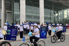 Велоколонна из бывшей провинции Биньзыонг (ныне в составе города Хошимин) проезжает по улицам, повышая осведомлённость и поддерживая акцию «Час Земли — 2025». (Фото: ВИА) 