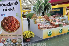 Продукция предприятия Tien Hai по производству сушеных креветок и сушеной рыбы из провинции Виньлонг, представленная на ярмарке. (Фото: ВИА)