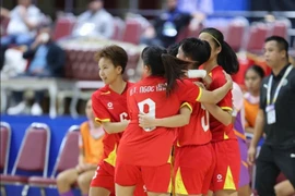 В финале женского турнира по футзалу сборная Вьетнама продемонстрировала подавляющее превосходство, разгромив команду Индонезии со счётом 5:0 и впервые в истории завоевав золотую медаль SEA Games после пяти подряд вторых мест. (Фото: ВИА)