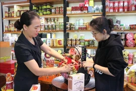 Во многих подарочных корзинах OCOP теперь сочетаются полезные продукты питания и изделия ручной работы. (Фото: ВИА)