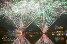 Великолепный фейерверк над озером Хоанкием в Ханое. (Фото: Кханьхоа — ВИА)