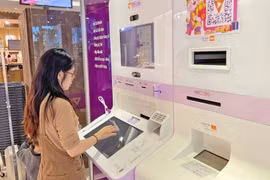 Клиент в LiveBank от TPBank - первой системе автобанкинга во Вьетнаме (Фото: Hanoimoi.vn)