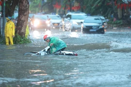 Ливни продолжают затапливать многие улицы Ханоя. | Vietnam+ (VietnamPlus)
