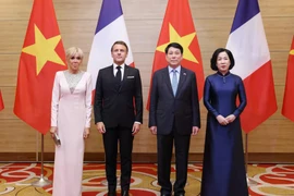 Президент Вьетнама Лыонг Кыонг, его французский коллега Эммануэль Макрон и их супруги на банкете в честь французского лидера в Ханое 26 мая (Фото: ВИA)