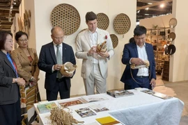 Посол Вьетнама во Франции Динь Тоан Тханг посетил стенд вьетнамского бизнеса. (Фото:ВИA)