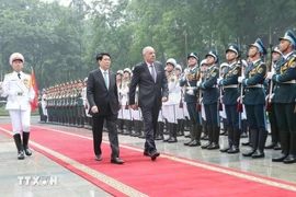 Президент Вьетнама Лыонг Кыонг и президент Венгрии Тамаш Шуйок обходят строй почетного караула Вьетнамской народной армии. (Фото: ВИA)