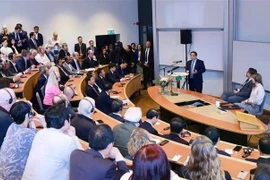 Премьер-министр Фам Минь Тьинь выступает с программной речью в Стокгольмской школе экономики в рамках своего визита в Швецию. (Фото: ВИA)