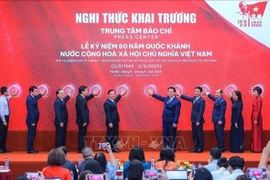 Участники церемонии открытия пресс-центра в Ханое 26 августа. (Фото: ВИA)