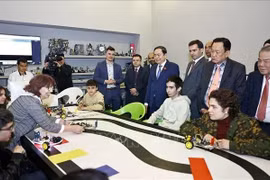 Председатель Национального собрания Чан Тхань Ман и делегация НС Вьетнама посещают Центр креативных технологий TUMO (Фото: ВИA)