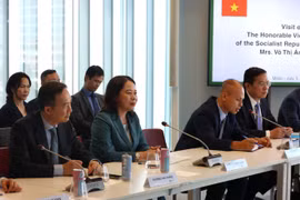 Вице-президент Вьетнама Во Тхи Ань Суан на встрече с председателем регионального правительства Ломбардии Аттилио Фонтана 1 июля. (Фото: ВИA)