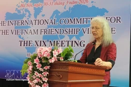 Роземари Мизо, председатель Международного комитета и Германского национального комитета Деревни дружбы Вьетнама, выступает на 19-м заседании Международного комитета Деревни дружбы Вьетнама в Ханое 31 марта. Фото: ВИА. 