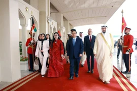 Премьер-министр Фам Минь Тьинь и его супруга начинают трёхдневный официальный визит в Кувейт. (Фото: ВИА) 