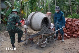 Военнослужащие помогают строить и восстанавливать жильё для семей, пострадавших от наводнений, в духе кампании «Куанг Чунг» (Фото: ВИА) 