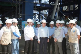 Председатель Petrovietnam Ле Мань Хунг проверяет ход строительства на площадке проекта теплоэлектростанции Лонгфу 1. (Фото: Petrovietnam)