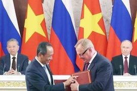 Представители Vietnam Airlines и российского государственного банка ВТБ подписали меморандум о сотрудничестве. (Фото: nhandan.vn)