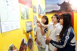 Студенты знакомятся с выставкой. Фото: ВИА. 