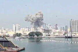 Клубы дыма поднимаются над объектом Naval Support Activity в Бахрейне, 28 февраля. В этой ближневосточной стране работают около 100 вьетнамских трудовых мигрантов. (Фото: AFP) 