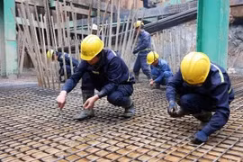 Рабочие на строительной площадке моста через Красную реку в приграничном районе между Лаокаем и китайской провинцией Юньнань. (Фото: ВИА)